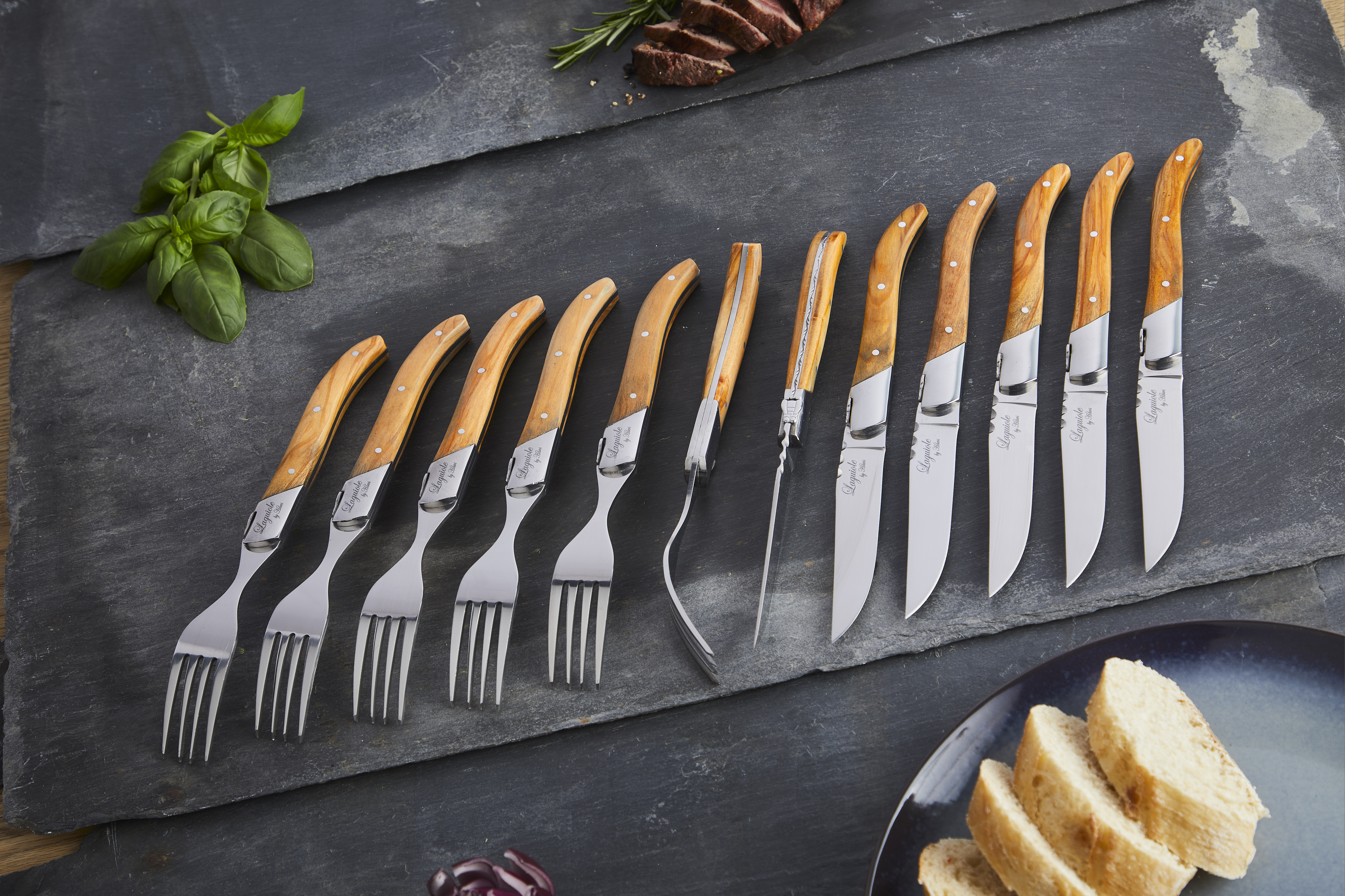 By Hâws  Steakknive Oliventræ Steakgafler Oliventræ 12 dele bestiksæt