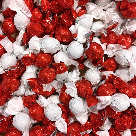 røde hvide chokoballs